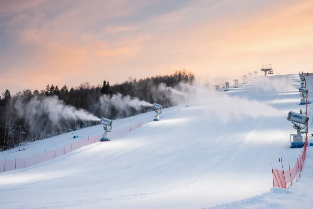 当赛场遭遇热浪与洪流：体育如何重塑自身以抵御气候之变